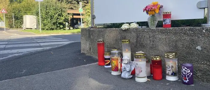An der Unfallstelle  legten Trauernde Blumen nieder und zündeten Kerzen an