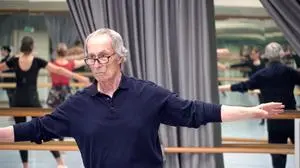 Michael (75) lernt an der Grazer Oper Ballett. 