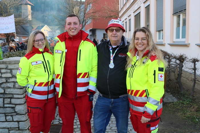 Zahlreiche Vertreter diverser Einsatzorganisationen waren vor Ort präsent und trugen ihren Teil für einen sicheren Umzug bei.