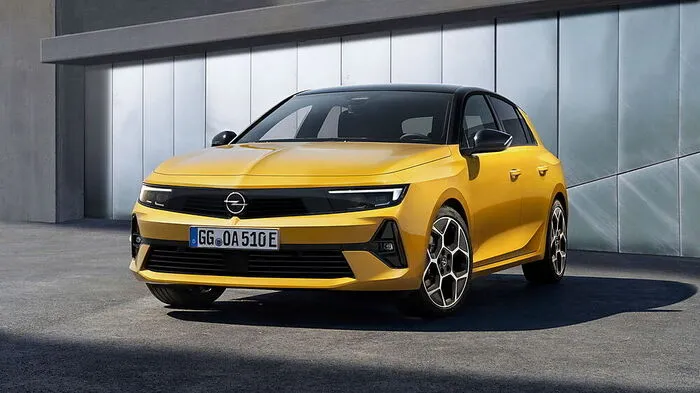Die Familienähnlichkeit des Opel Astra mit dem Mokka ist unverkennbar, dessen Design spielt es ab Anfang 2022 in Kompaktklasse auch ein Stockwerk tiefer.