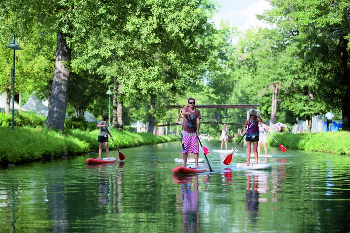 Zum See paddeln: Stand-Up-Paddling (SUP) ist leichter, als es aussieht. In Klagenfurt gibt es dafür eine echte Wasserstraße - fast wie in Venedig. Der im 16. Jahrhundert gegrabene Lendkanal verbindet das Stadtzentrum mit dem Wörthersee. Auf ihm verkehrten einst Schiffe, die das Material für den Auf- und Ausbau der Stadt transportierten.