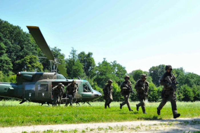 Mehrere Hubschrauber stehen im Einsatz