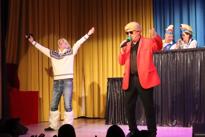 „Hansi und Heino“ (Gerald Melcher und Karl Hoffmann) bewiesen vor der Pause ihr Gesangstalent.