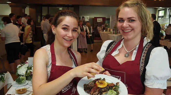 Anja Greinig und Tamara Gwenger (von links) mit dem "Spareribs Burger"