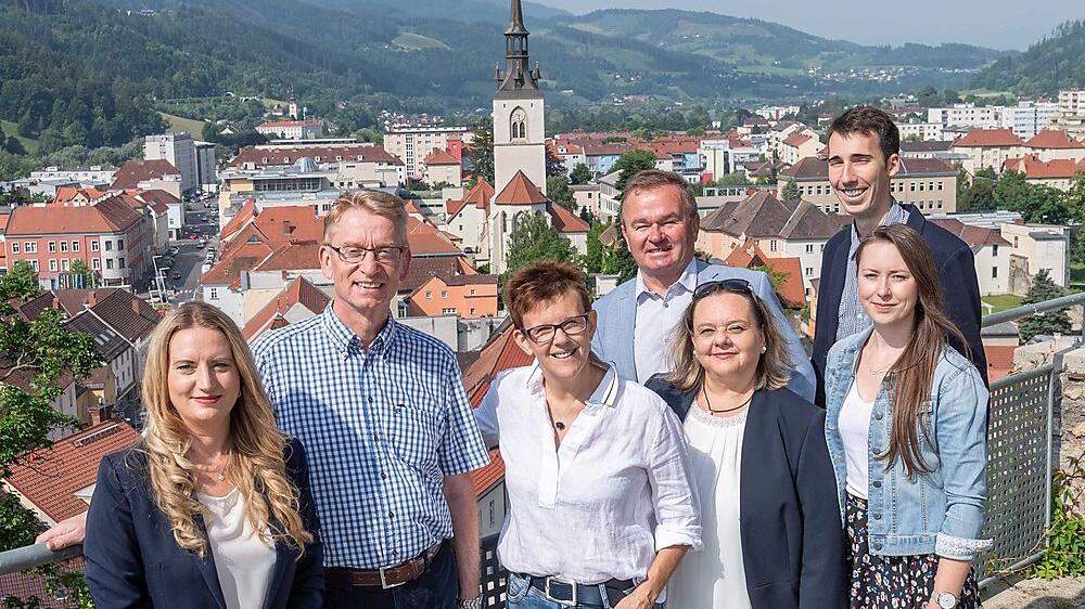 Unser derzeitiges Team des Regionalbüros in Bruck, aufgenommen auf dem Schlossberg