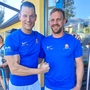 Zwei Sportler in blauen Dressen