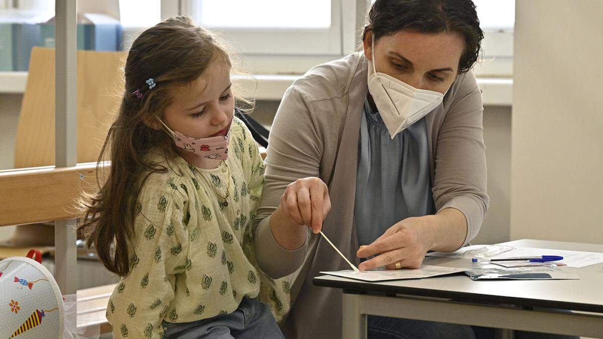 Coronatests gehören an den Schulen jetzt zum Alltag (hier ein Antigentest)