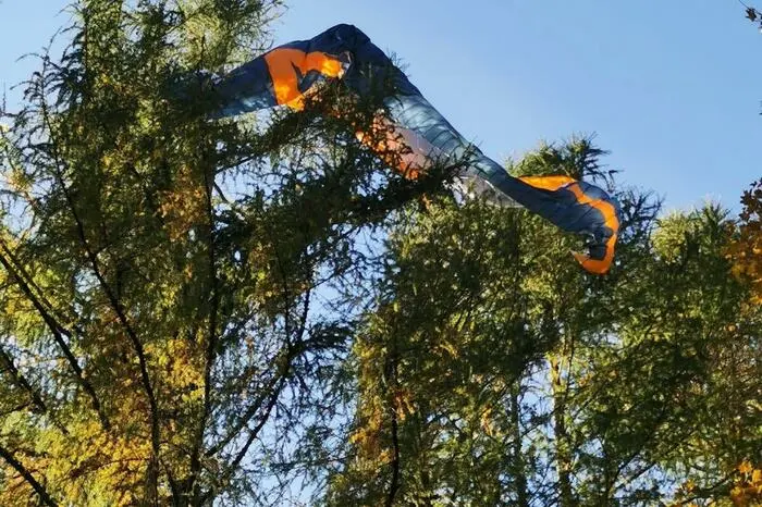 Die Schnüre des Paragleiters verfingen sich im Geäst dreier Bäume.