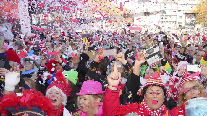 Am Kölner Heumarkt wurde es zur traditionellen Eröffnung der Saison um 11.11 Uhr sehr eng