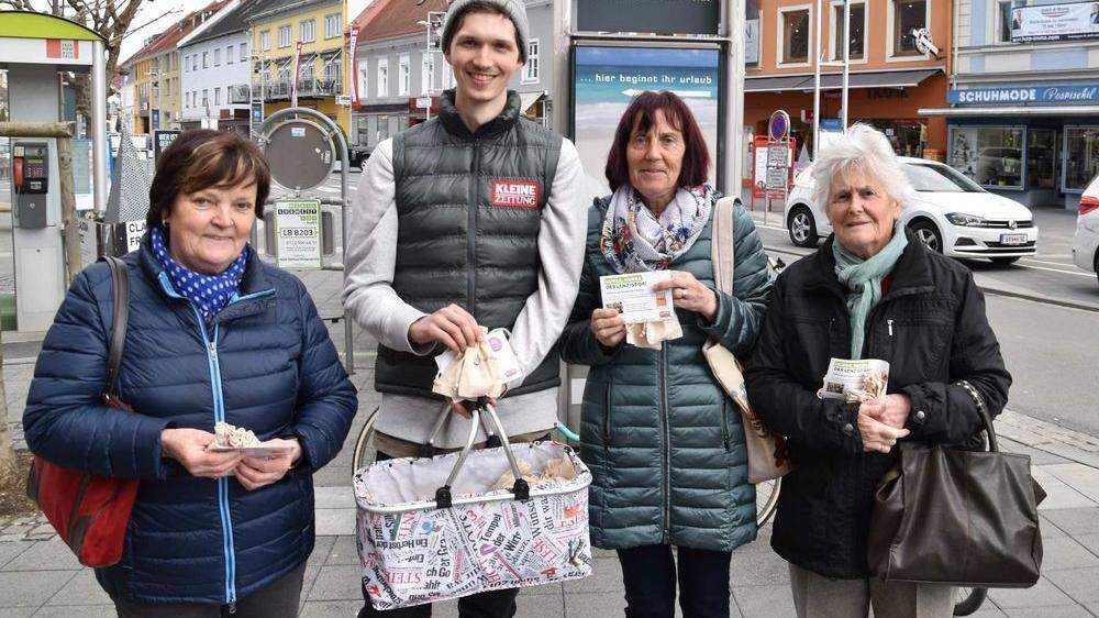 Dutzende Leserinnen und Leser holten sich die gratis Blumenzwiebel am Hautplatz in Leibnitz ab