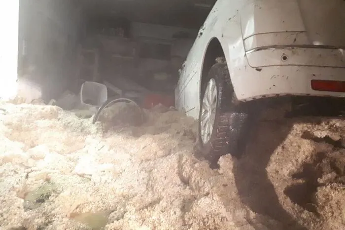 Die Wasser- und Schlamm-Massen drückten ganze Autos an die Decken von Garagen.