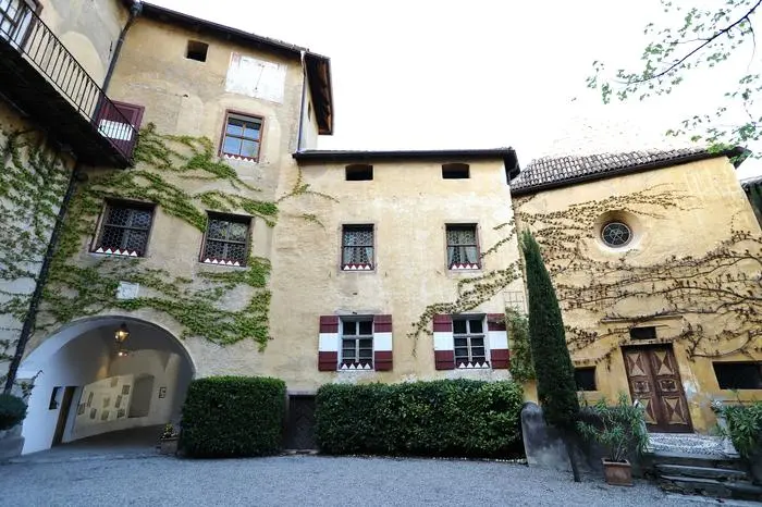 1346 wurde mit dem Bau von Schloss Schenna begonnen