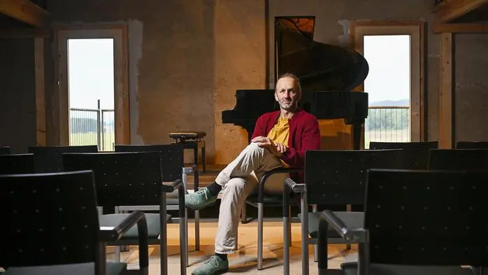 Stefan Schweiger im Konzertsaal von Portendorf