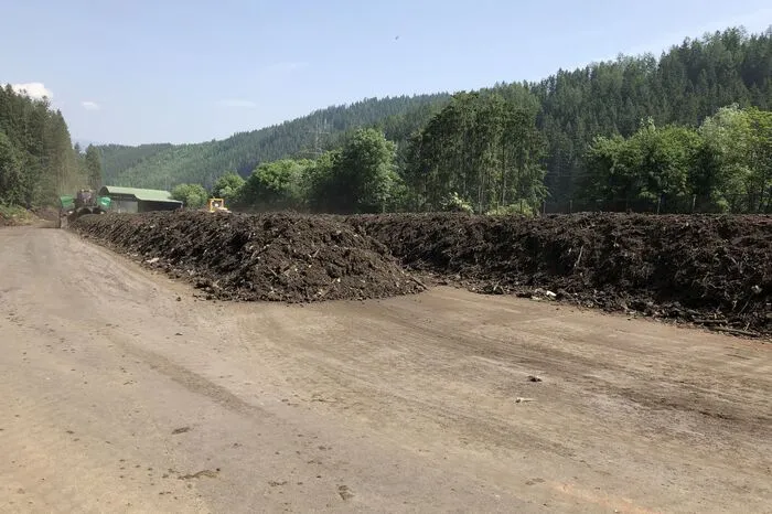 Der Kompost wird mehrere Wochen gelagert und in dieser Zeit gut durchlüftet.
