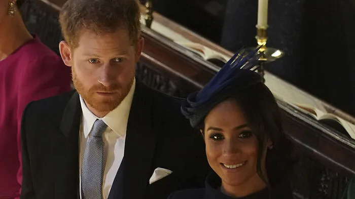 Meghan strahlte auf der Hochzeit von Harrys Cousine. Harry schaut gerade eher konzentriert