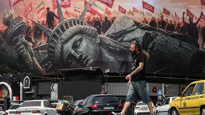Auf überdimensionalen Wandbildern demonstriert die iranische Propaganda Siegesgewissheit. Die Rede ist von einer neuen regionalen Ordnung ohne die USA