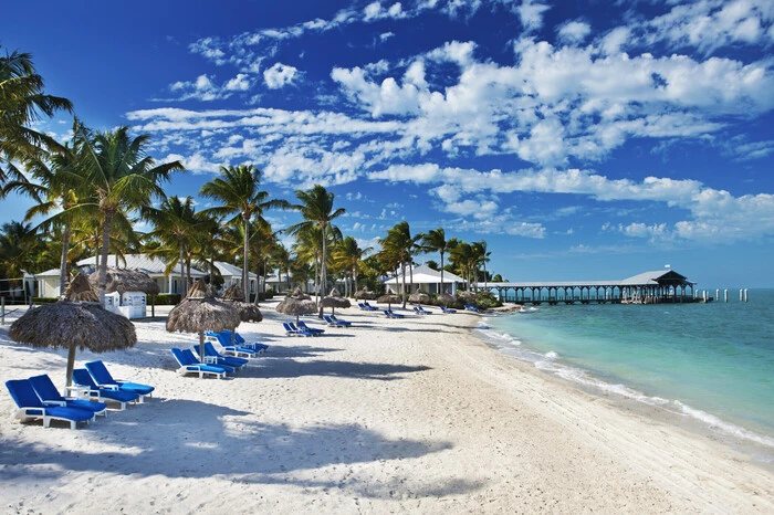 Das knapp 10 Hektar große Sunset Key erreicht man vom Margaritaville Resort Marina in sieben Minuten mit einer kleinen Fähre, die rund um die Uhr verkehrt. Auf Sunset Key wartet neben einem weitläufigen Sandstrand das Gourmetrestaurant Latitudes, außerdem Tennisplätze, ein Swimmingpool und ein Spa. 40 der viktorianischen Cottages können für einen Urlaub auf dem kleinen Inselparadies gemietet werden.