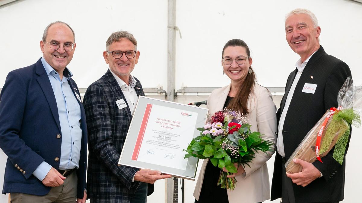 Andreas Schlemmer und Bernhard Stranzl von der WKO Regionalstelle Weiz sowie Christian Loidl mit Tochter Martina Loidl