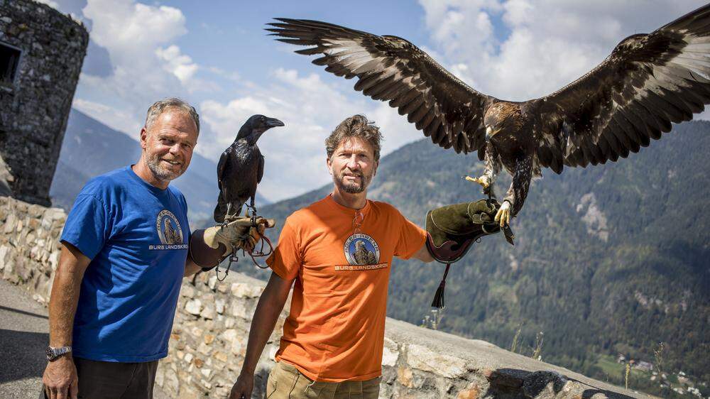 Die Adlerarena-Geschäftsführer Franz Schüttelkopf (links) und Michael Holzfeind mit ihren tierischen Stars