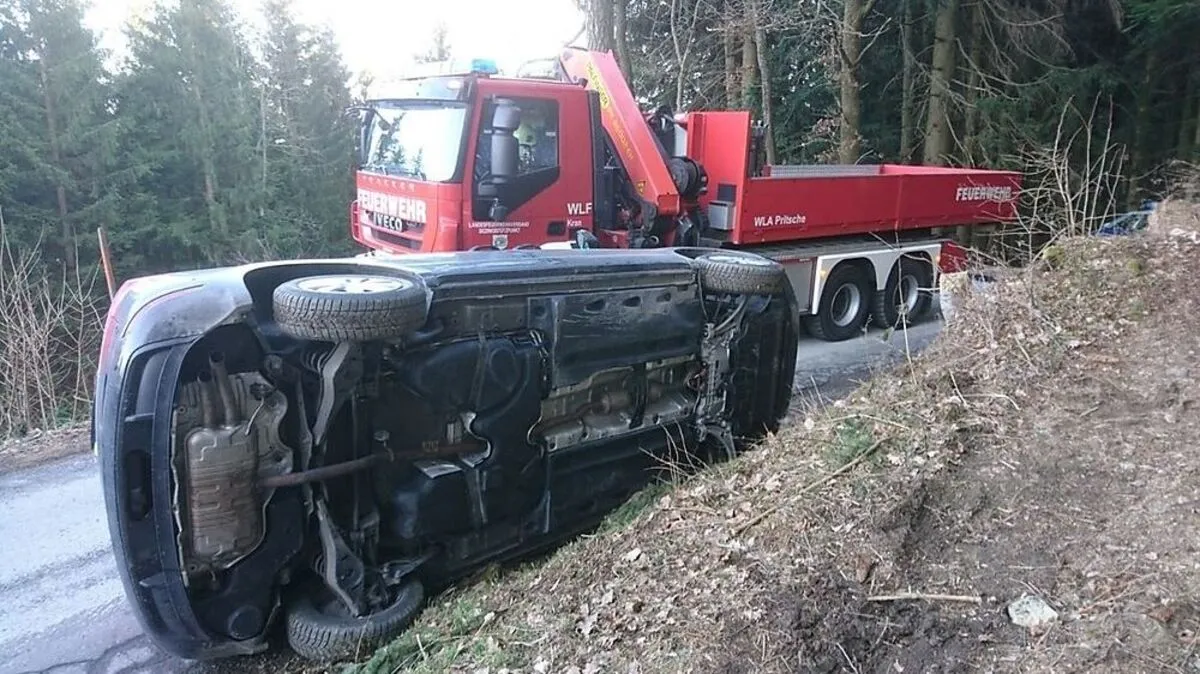 Der Pkw stürzte auf die Fahrerseite