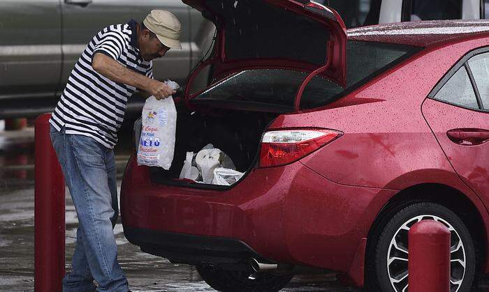 In Puerto Rico befüllt ein Mann sein Auto mit Vorräten.