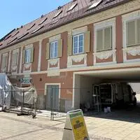 Nach wie vor verschlingt das Projekt „Gaulhoferhaus“ in Ilz Kosten. Derzeit wird wieder an der maroden Fassade in Richtung Hauptplatz gearbeitet
