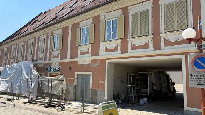 Nach wie vor verschlingt das Projekt „Gaulhoferhaus“ in Ilz Kosten. Derzeit wird wieder an der maroden Fassade in Richtung Hauptplatz gearbeitet