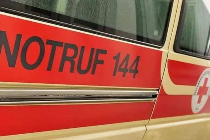 Ein kleiner Bub war in Mühldorf im Sitz eines Einkaufswagerls eingeklemmt. Ersthelfer und Rotes Kreuz befreiten ihn aus seiner misslicher Lage.