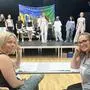 Theaterstück „Alice im Wunderland“ im Gymnasium Gleisdorf: Die Lehrerinnen Marianne Weninger (rechts) und Maria Matzer-Löffler mit den Schülerinnen und Schülern auf der Bühne