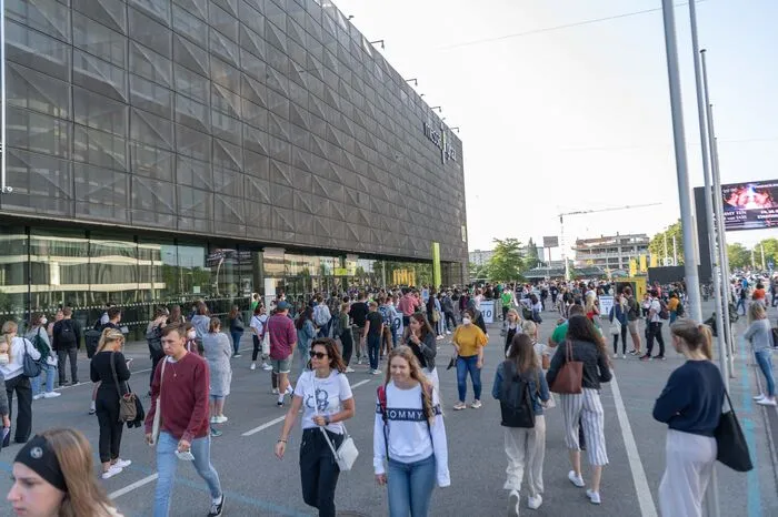 Zuerst trafen die Anwärter fürs Medizinstudium vereinzelt ein, dann ging es schnell und der Vorplatz füllte sich