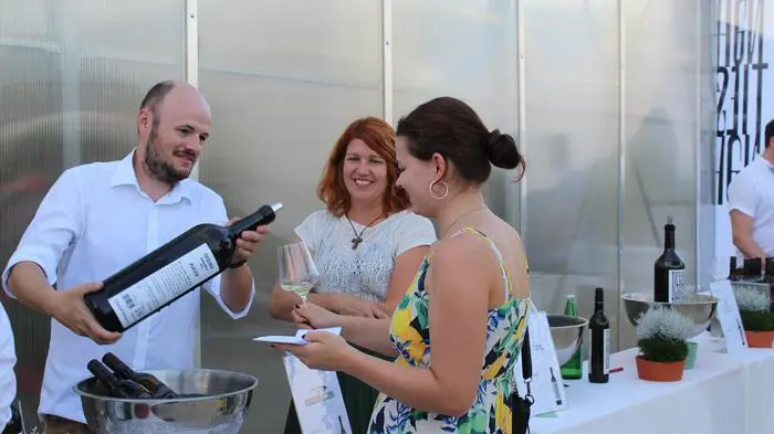 „Wer uns findet, findet uns gut.“ Unter diesem Motto lud das Weingut Pachler kürzlich zur Weinpräsentation der TAU Weine