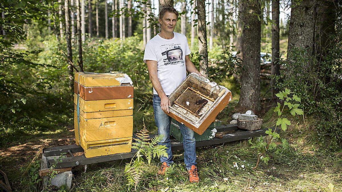 Imker Johann Ogris mit seinen zerstörten Bienenstöcken