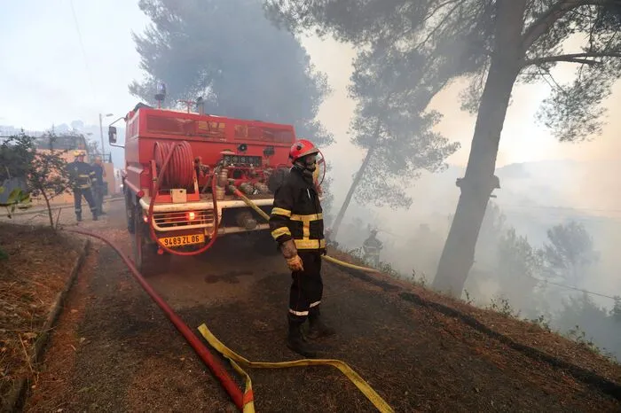 In der Nähe von Nizza in Frankreich kämpfen die Einsatzkräfte gegen immer wieder aufkommende Brände.