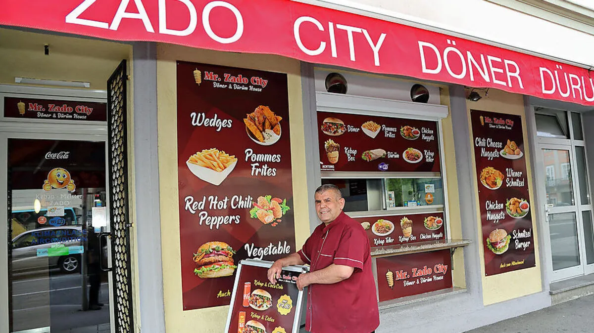 Kemal Kara vor der Zado City am Heiligengeistplatz.