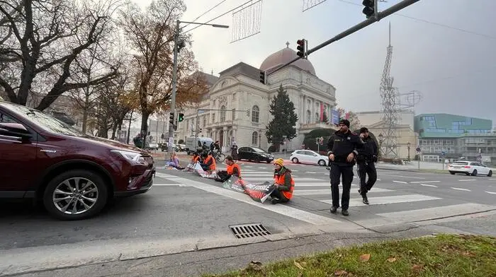 Fünf Aktivistinnen und Aktivisten der Letzten Generation haben Montagfrüh am Tag des Eisenbahnerstreiks den Opernring in Graz blockiert.