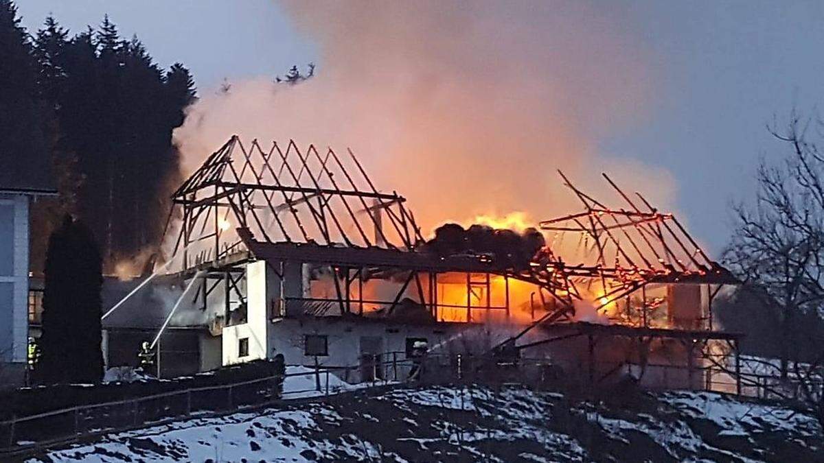 Das Gebäude wurde ein Raub der Flammen 