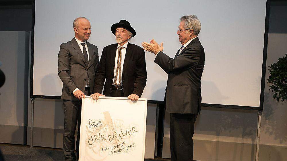 Ein Ausgezeichneter mit seinem Kunstwerk: Styria-Vorstandsvorsitzender Markus Mair (links), Universalkünstler Arik Brauer (Mitte), Laudator Altbundespräsident Heinz Fischer (rechts)