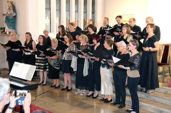 Als musikalischer Gast war Martin Berger an der Orgel mit dabei. Sowohl Maria Spitzer als auch Pfarrer Winfried Lembacher gedachten der verstorbenen Chormitglieder, insbesondere der langjährigen Chorleiterin Gaby Krejan, aber auch der Opfer des Amoklaufes in Graz.