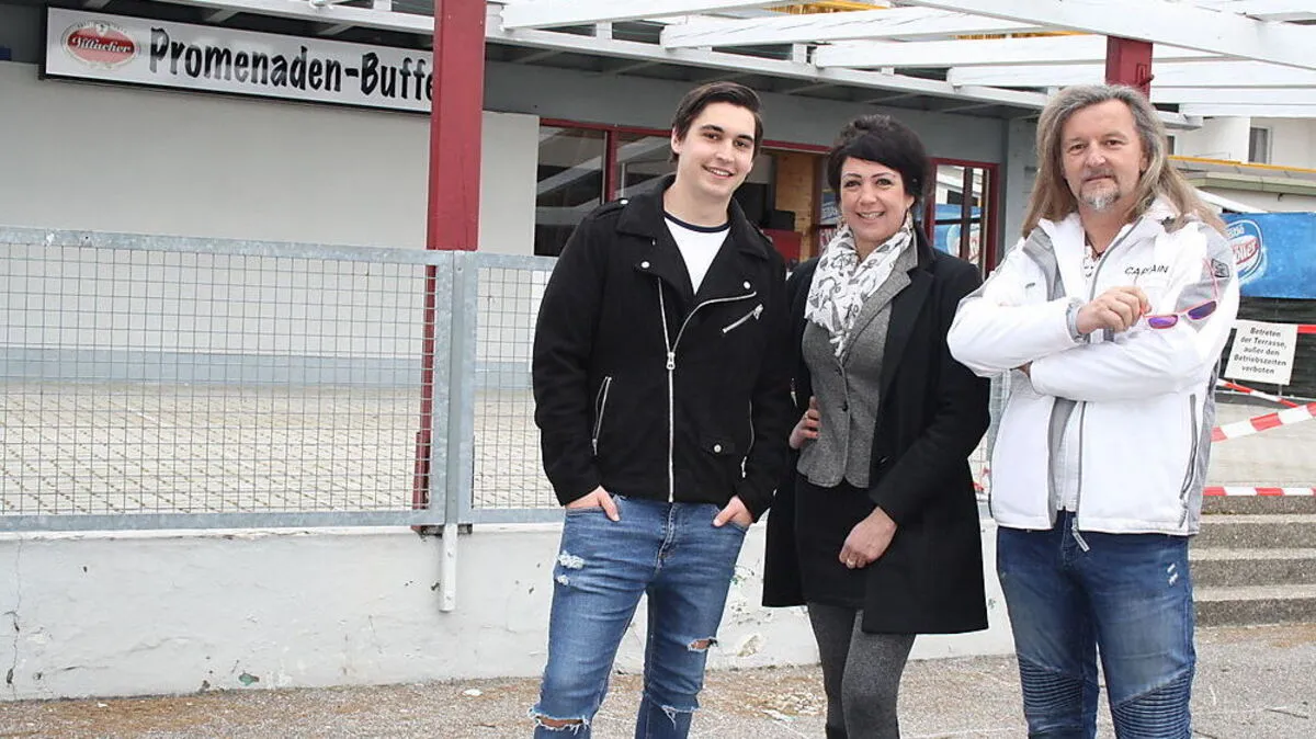 Julian Flux, Martina Ehrenhöfler und Andreas Flux (von links) machen aus dem alten Promenaden-Buffet die neue Strandbar "The Beach"