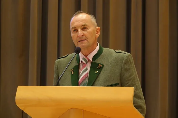 Bürgermeister Ernst Fischbacher informierte