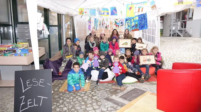 Drei Volksschulen und drei Kindergärten aus Hartberg gestalteten "das längste Bilderbuch der Stadt".