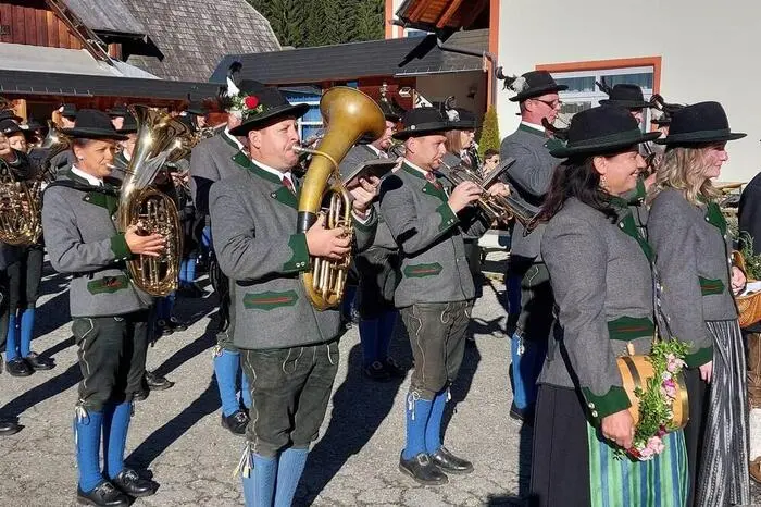 Für die Musikkapelle ein besonderer Tag im Jahreskalender, die Tier werden mit viel Blasmusik begrüßt.