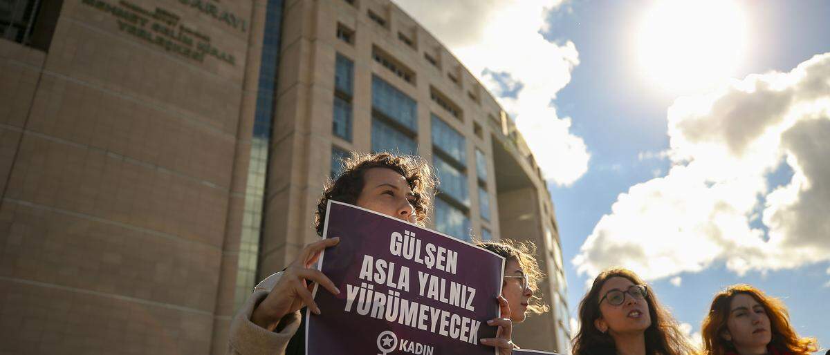 Solidaritätskundgebung mit der Sängerin Gülsen vor einem Gericht in Istanbul