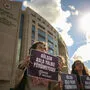 Solidaritätskundgebung mit der Sängerin Gülsen vor einem Gericht in Istanbul