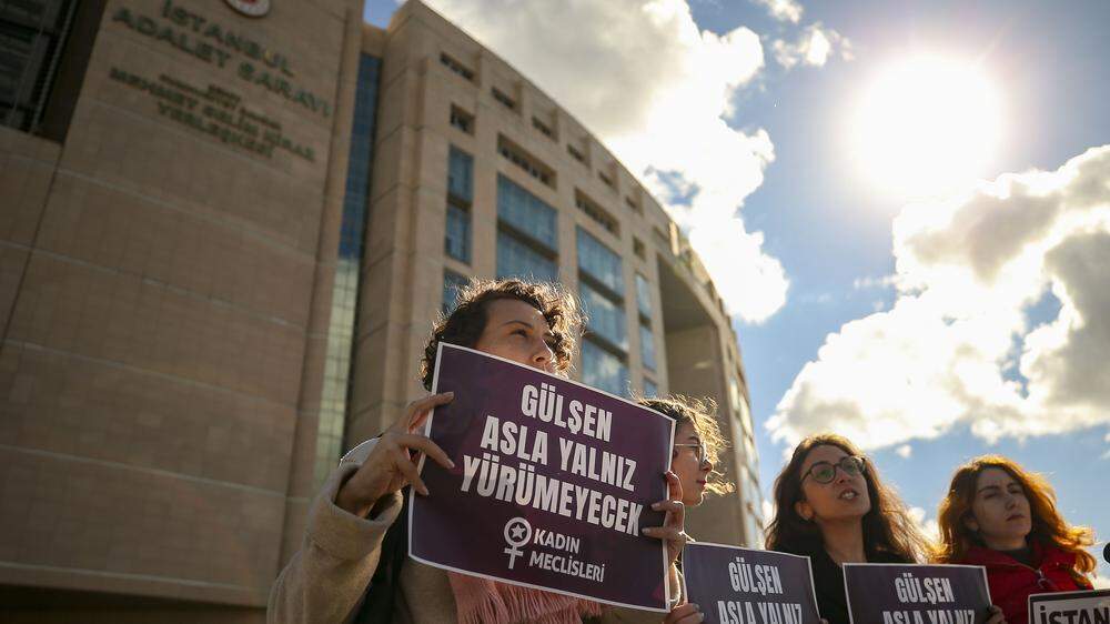 Solidaritätskundgebung mit der Sängerin Gülsen vor einem Gericht in Istanbul
