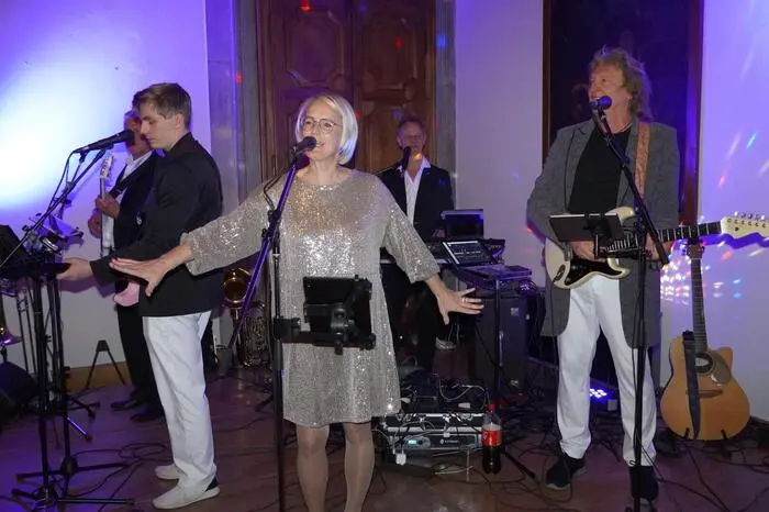 Der Ball wurde mit den Worten „Alles Walzer“ eröffnet, bevor die Band „Hello Again“ für ausgiebige Feierlaune sorgte