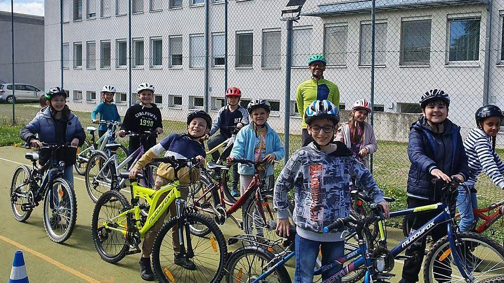 Die Kinder der Volksschule Leibnitz I bei AUVA-Radworkshop mit Experte Michael Wiener-Pucher