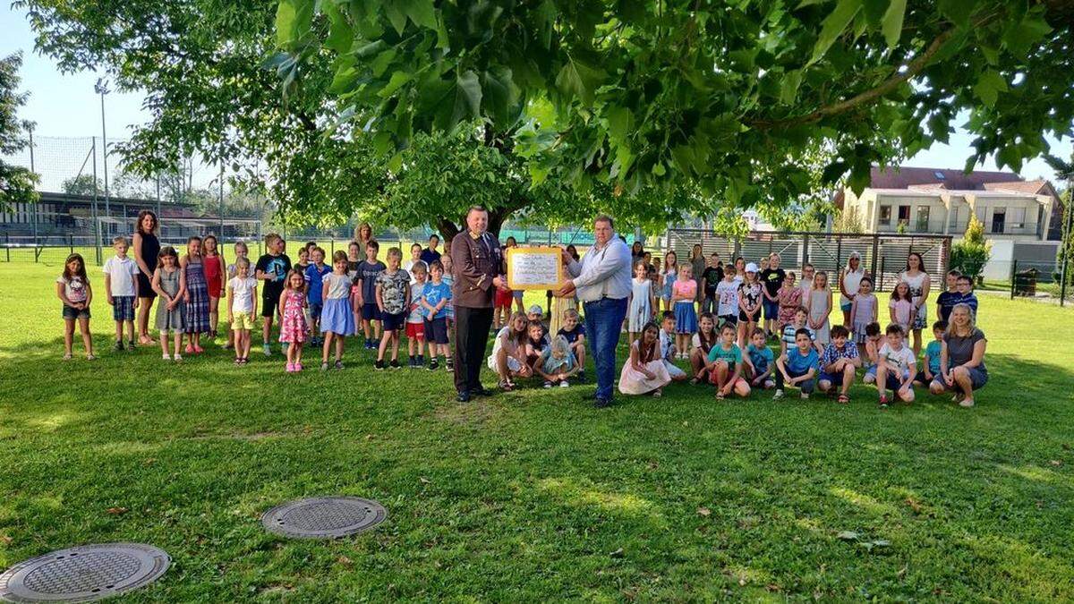 Für den Einsatz nach dem verheerenden Unwetter  bedankte sich die Volksschule Flöcking bei der Feuerwehr Ludersdorf