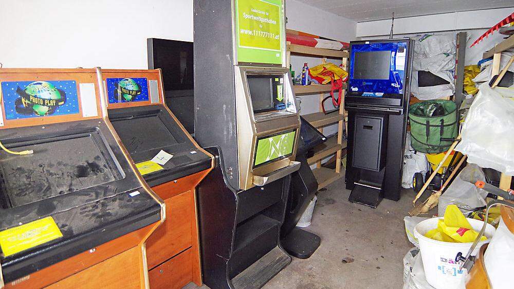 Beschlagnahmte Spielautomaten im Lager einer BH 