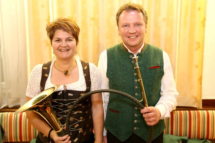„Es freut uns, dass so viele Gäste zu unserer ersten CD-Präsentation gekommen sind“, sagte das Obmann-Duo Gitti Ratheiser („Wietinger Jagd- und Alphornbläser“) und Erwin Krametter („Löllinger Viergesang“) unisono. 